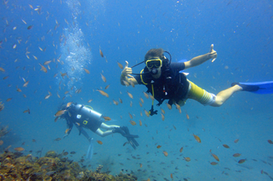 SGU students taking a dive in Flamingo Bay